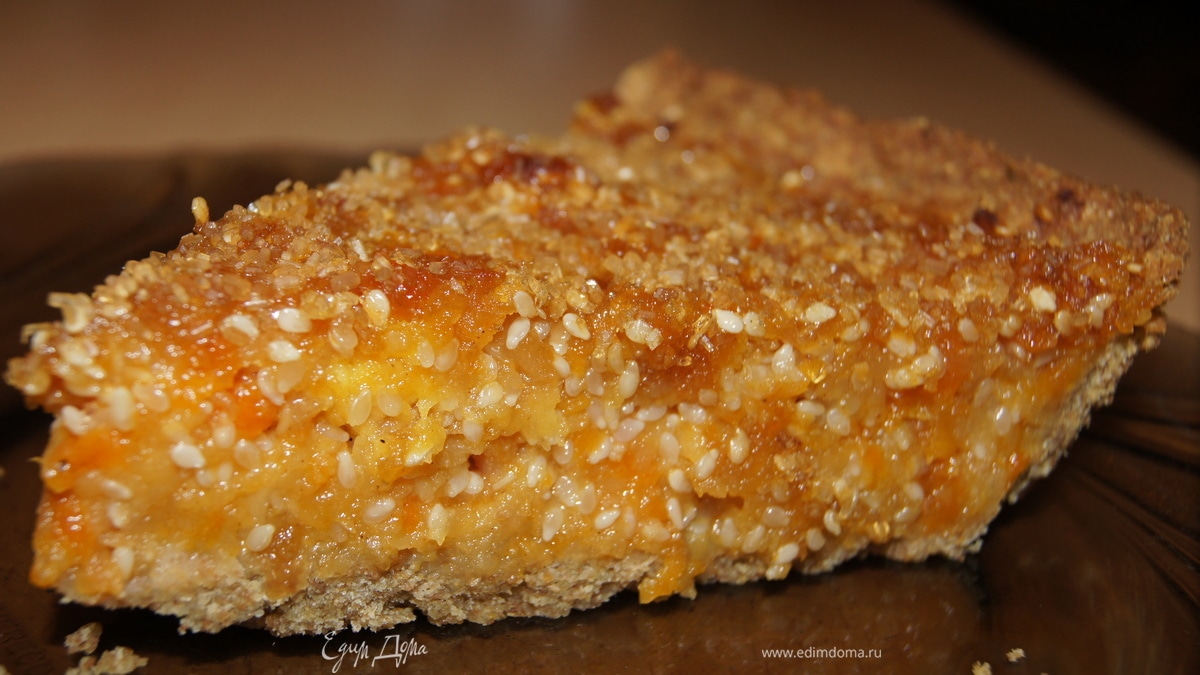 Пирог с яблоками, курагой и орехами