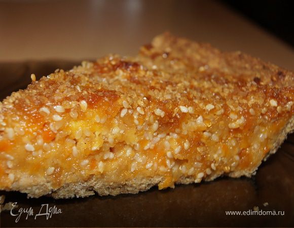 Пирог с яблоками, курагой и орехами