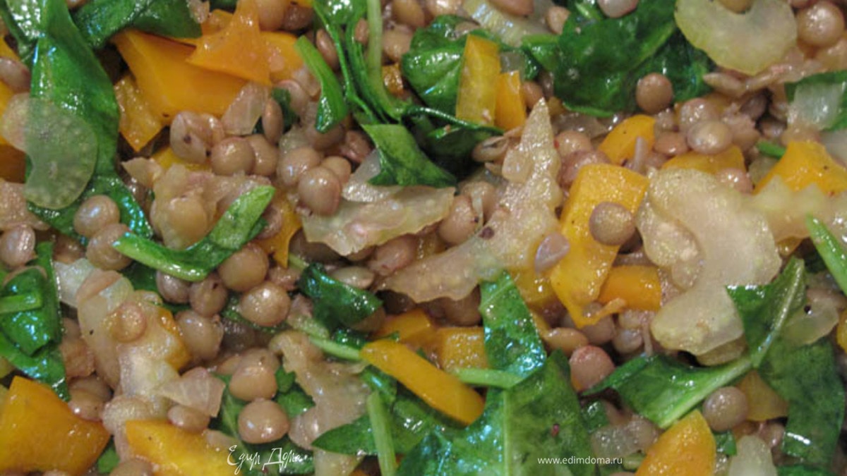 Салат из чечевицы с сельдереем, шпинатом и грудинкой