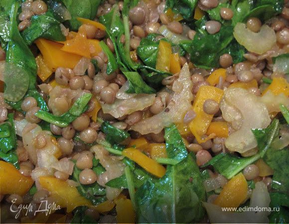 Салат из чечевицы с сельдереем, шпинатом и грудинкой
