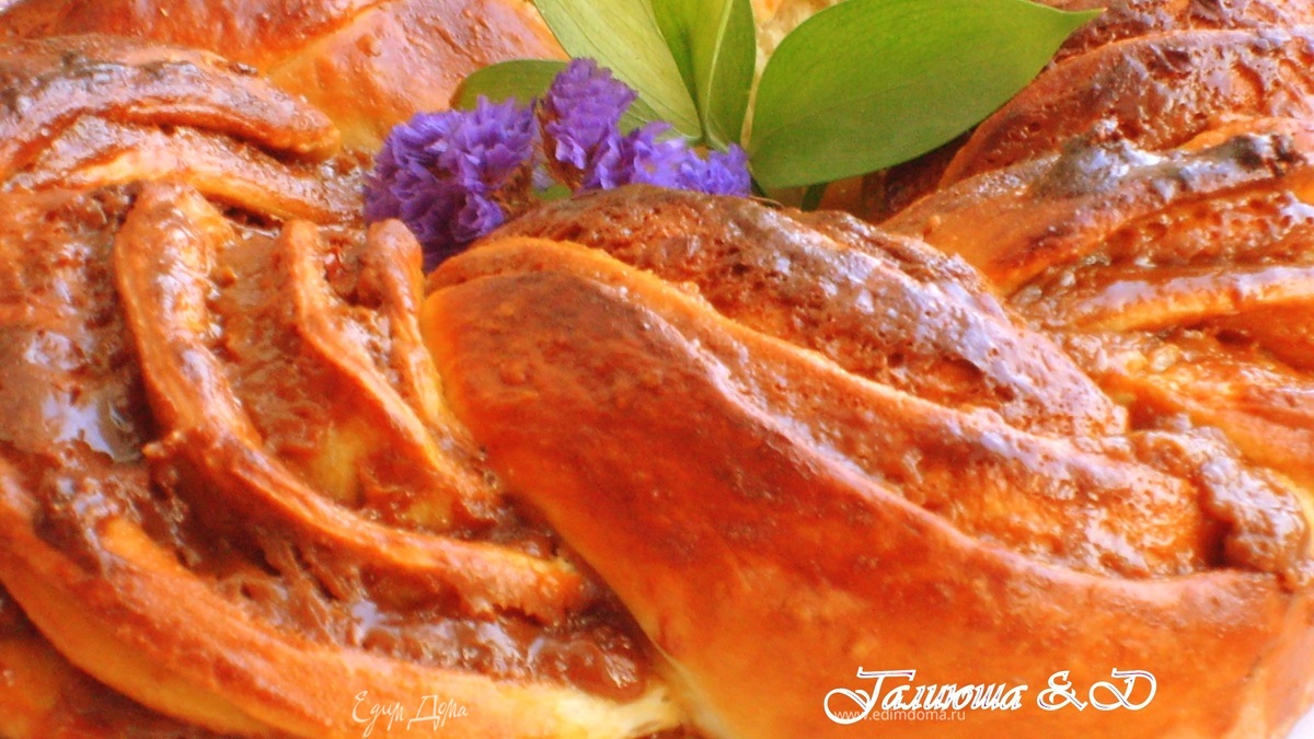 Корона с двумя видами начинок из "ночного теста".