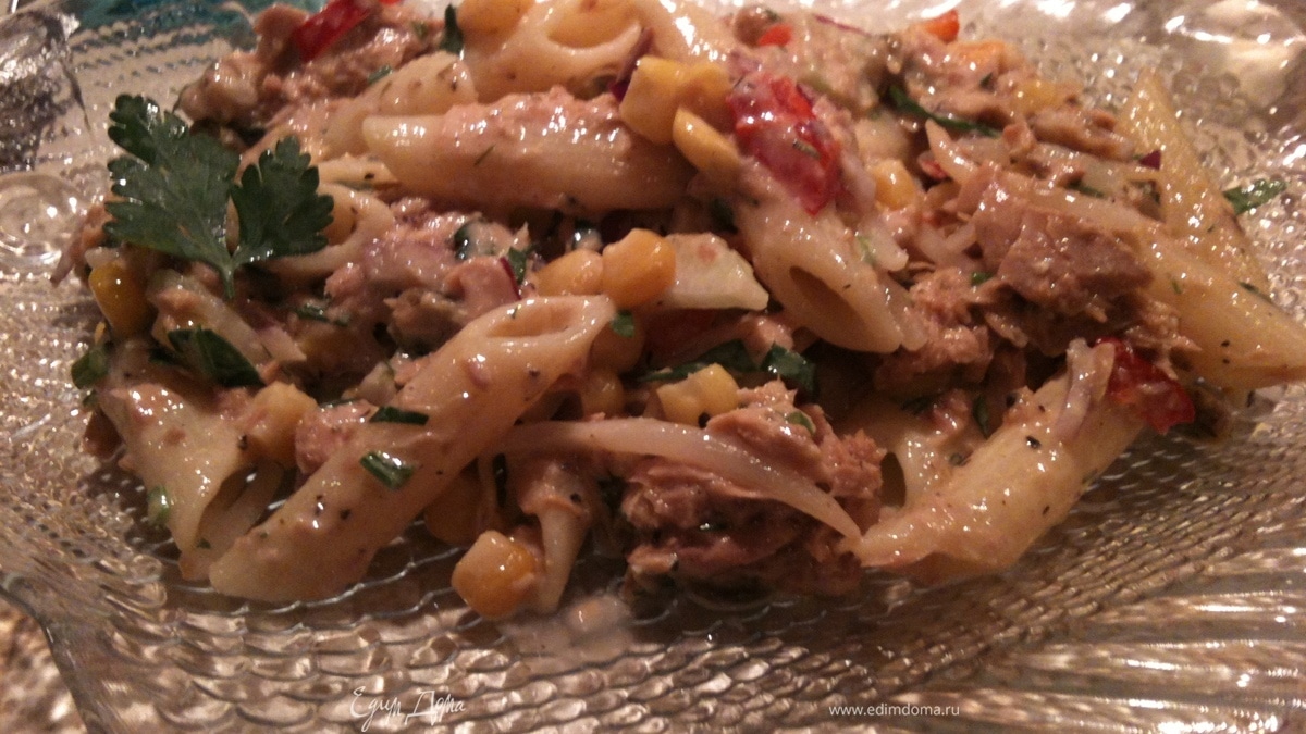 Салат с тунцом консервированным, пастой и овощами.