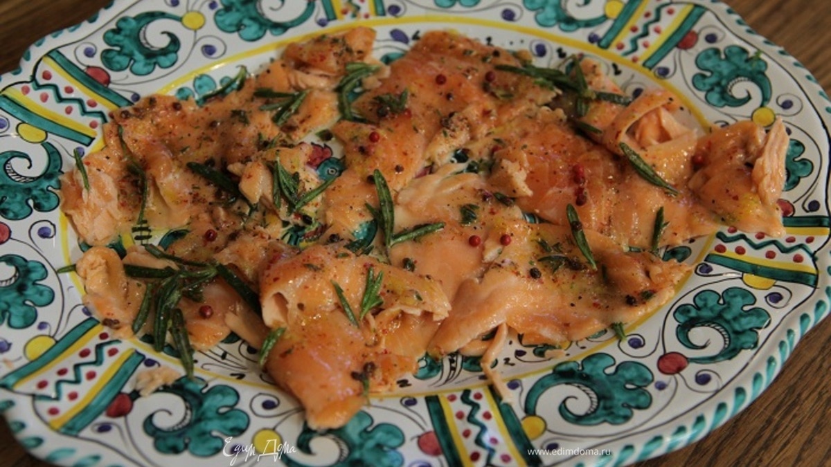 Карпаччо из семги с розовым перцем