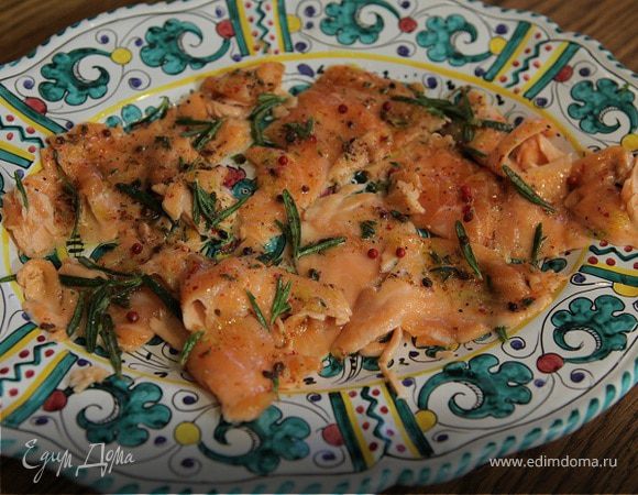 Карпаччо из семги с розовым перцем