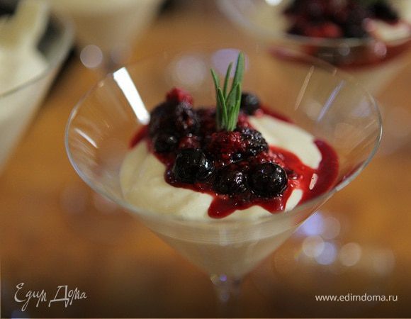 Йогуртовая панна котта с ягодным соусом