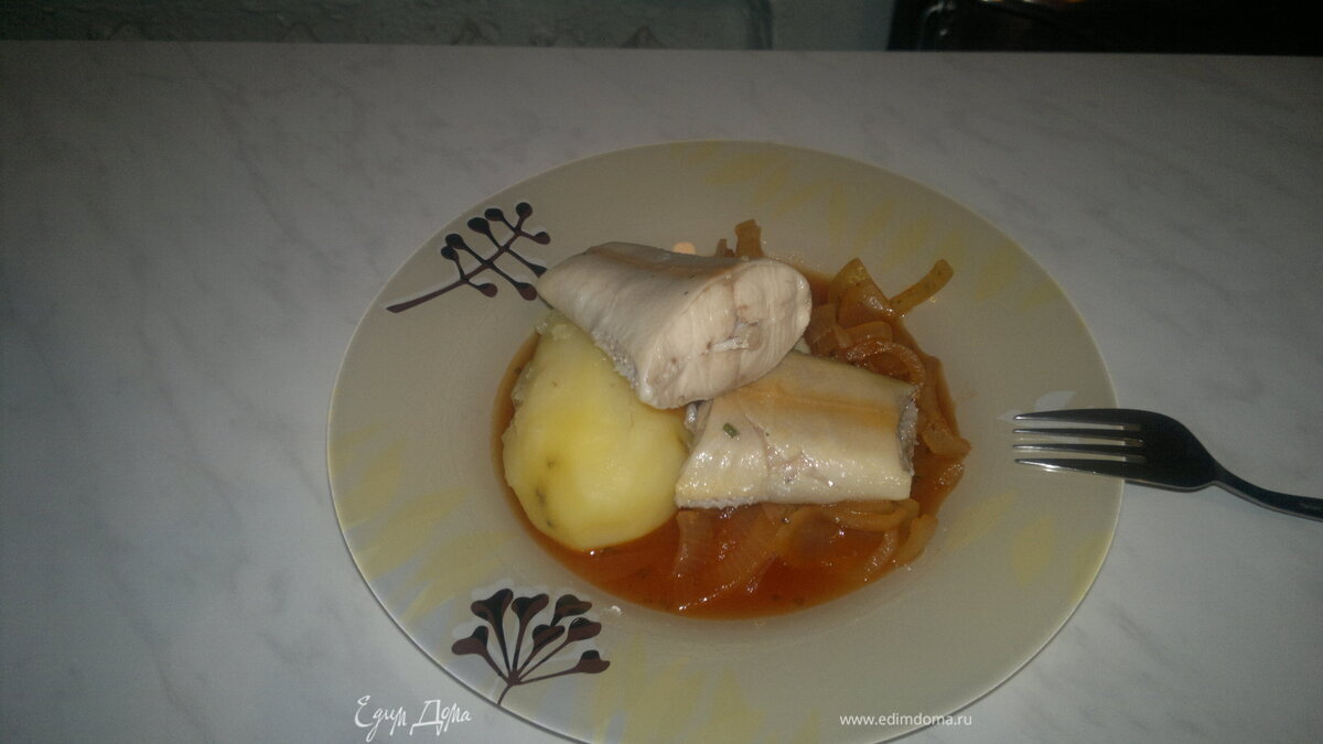 Хвосты форели с картофелем и луково-томатным соусом