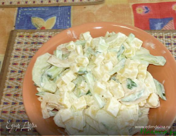 Салат с сыром и свежими огурцами.