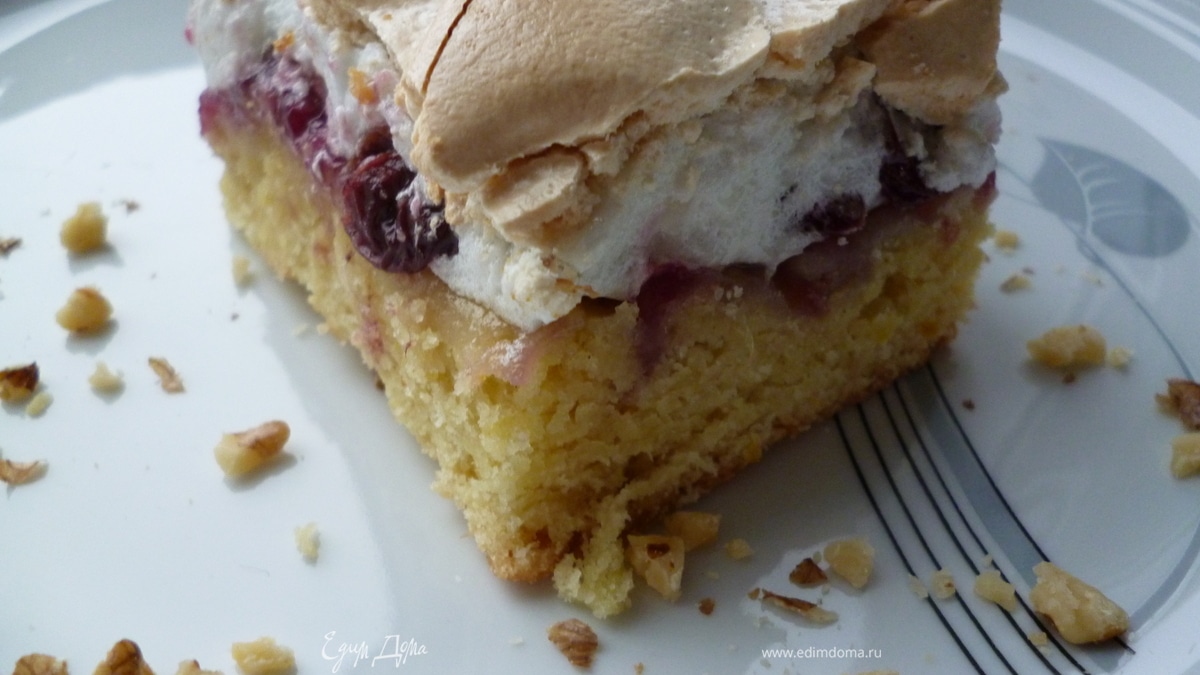 Пирог с вишнями и с меренгой.