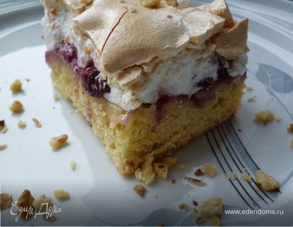 Пирог с вишнями и с меренгой.