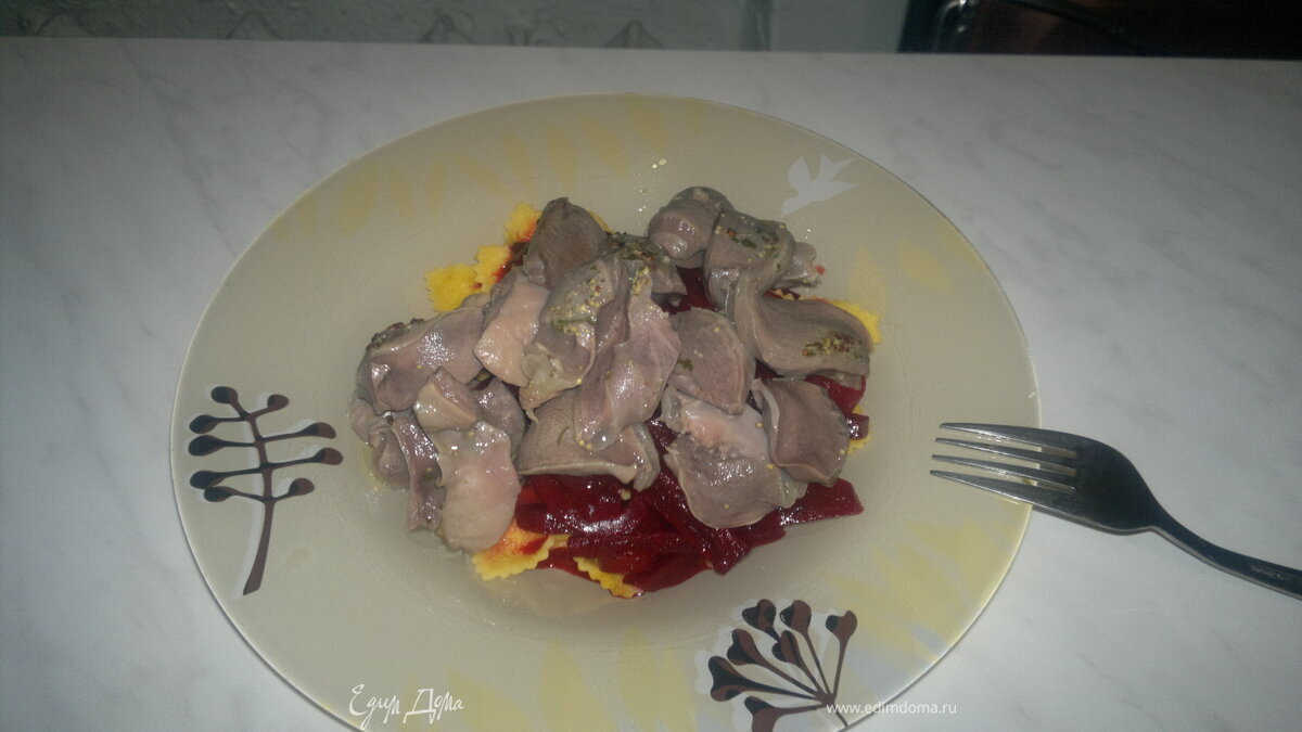 Русская паста со свеклой, луком и чесноком + индюшачьи желудочки в горчицы.