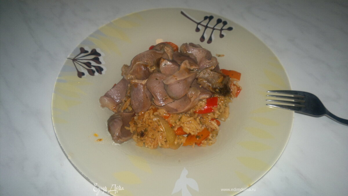 Тайская тема: Рис с соевым соусом и сладким перцем и индюшачьи желудочки с чили перцем и имбирем.