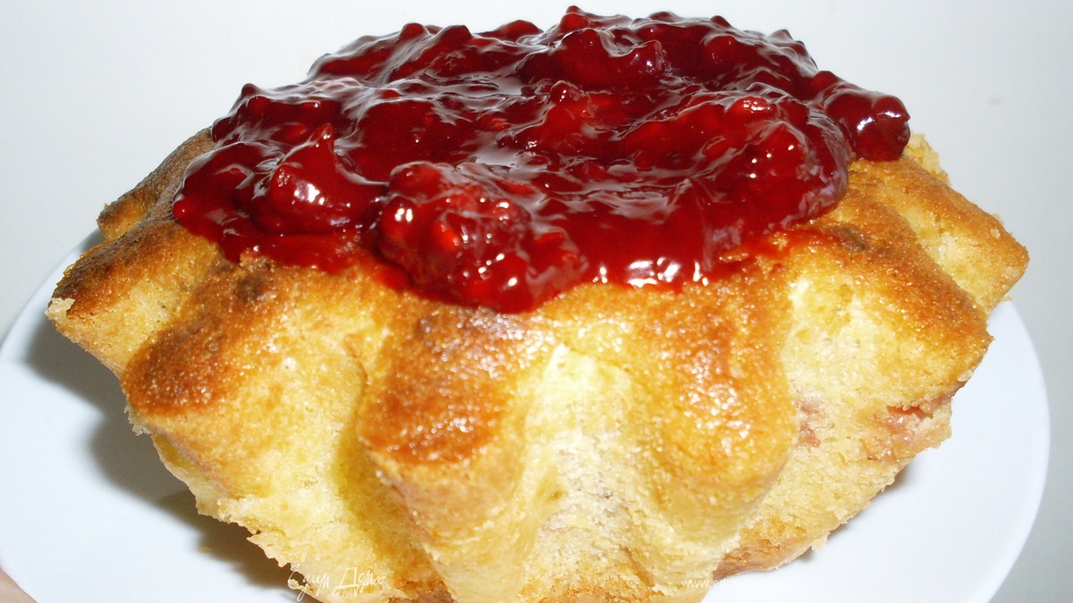 Творожный кекс с замороженными ягодами и киселём