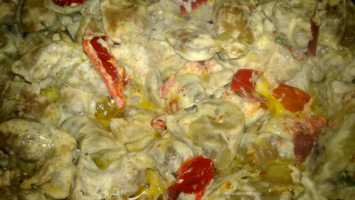 Куриные желудочки, шампиньоны и вяленые овощи.