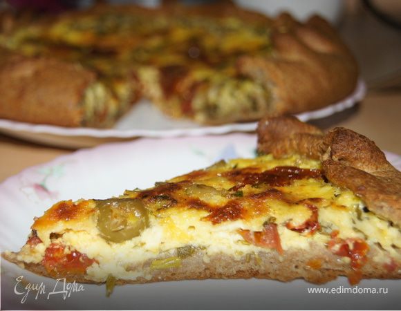 Киш с творогом, сыром и оливками