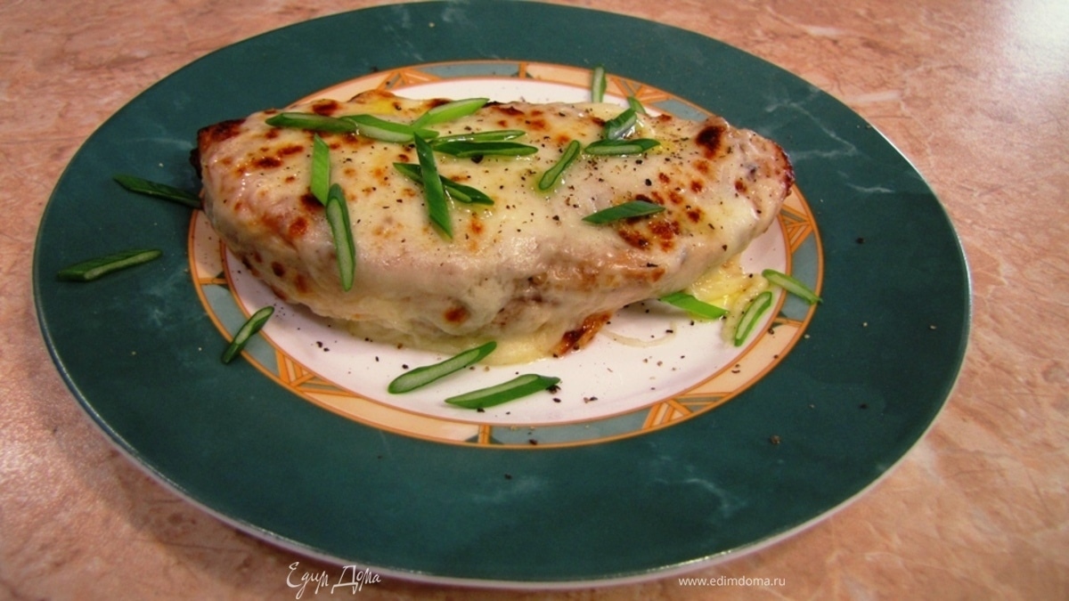 Куриные грудки, фаршированные копченым мясом под сырной корочкой