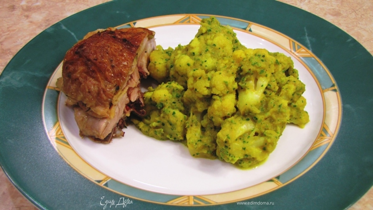 Цветная капуста с овощным соусом