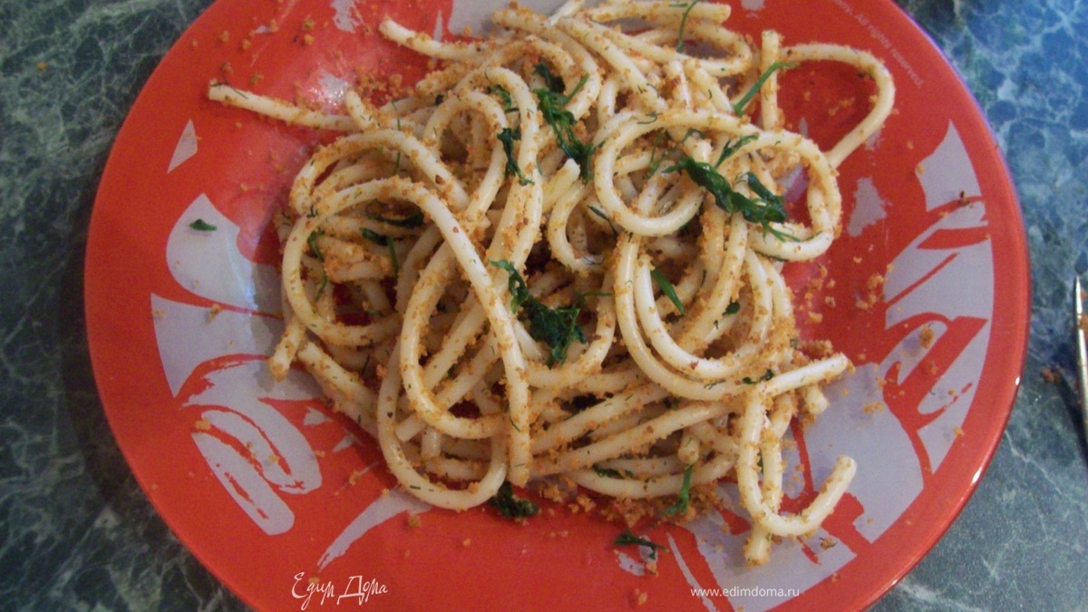 Спагетти с вялеными помидорами, чесноком и сухарной крошкой