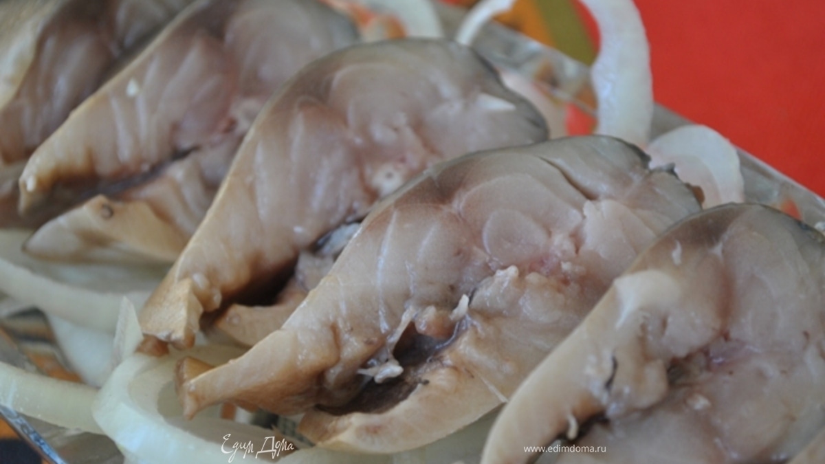 Соленая скумбрия с черносливом