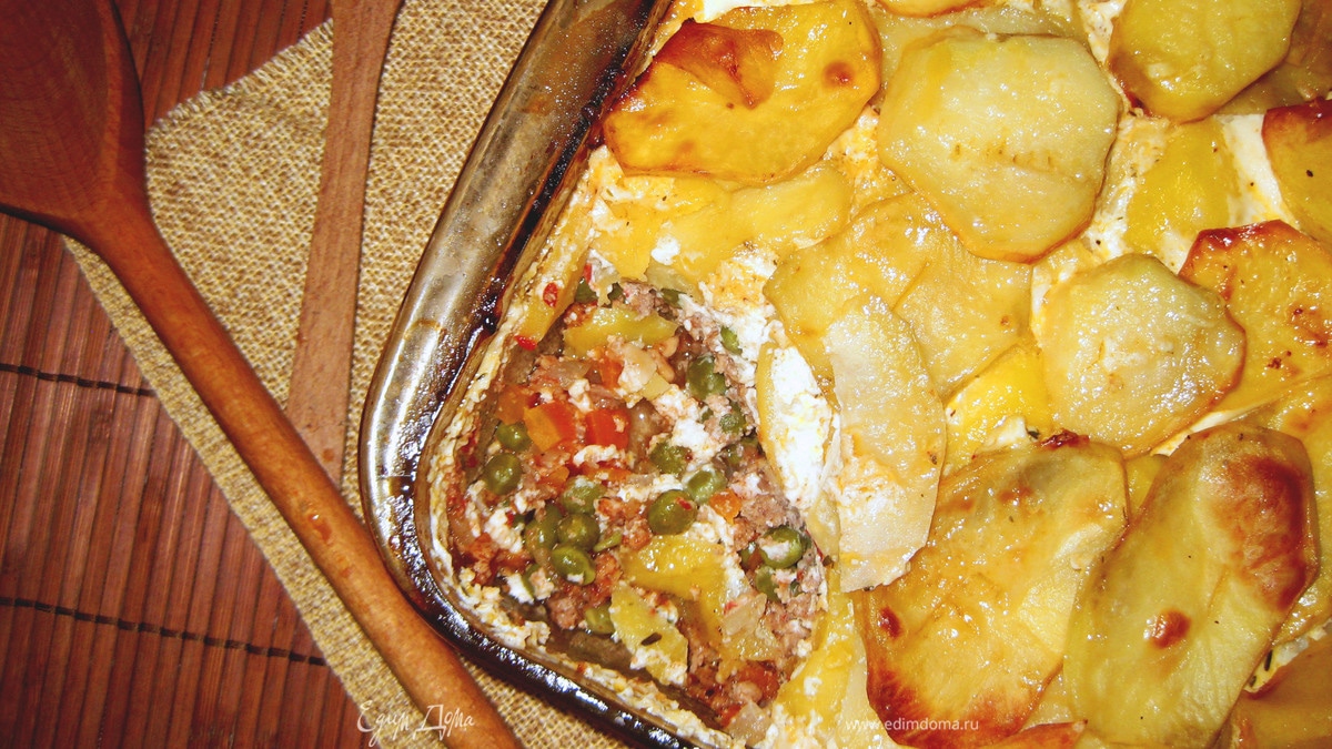 Запеканка з мясным фаршем, зеленым горошком и картофелем.