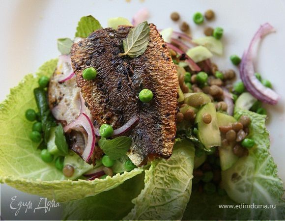 Салат с чечевицей и сардинками  