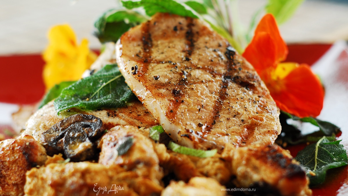 «Свинина с грибами и черносливом», рецепт от Ирины Лаховой