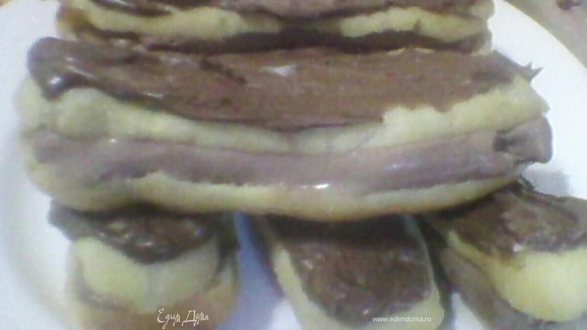 Профитроли с мороженым в шоколадном соусе