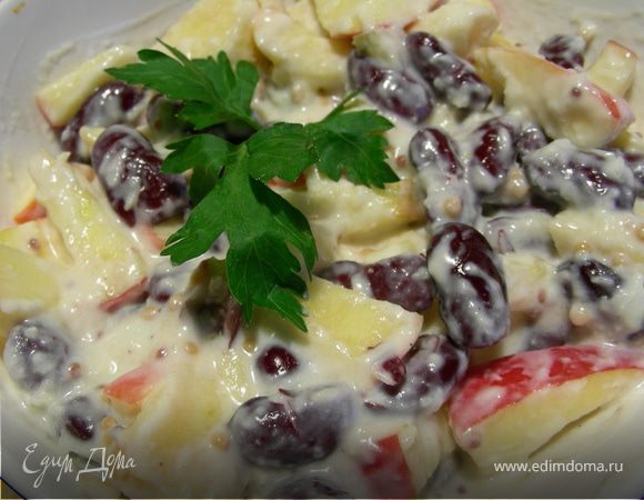 Легкий салат с фасолью, яблоками и сыром