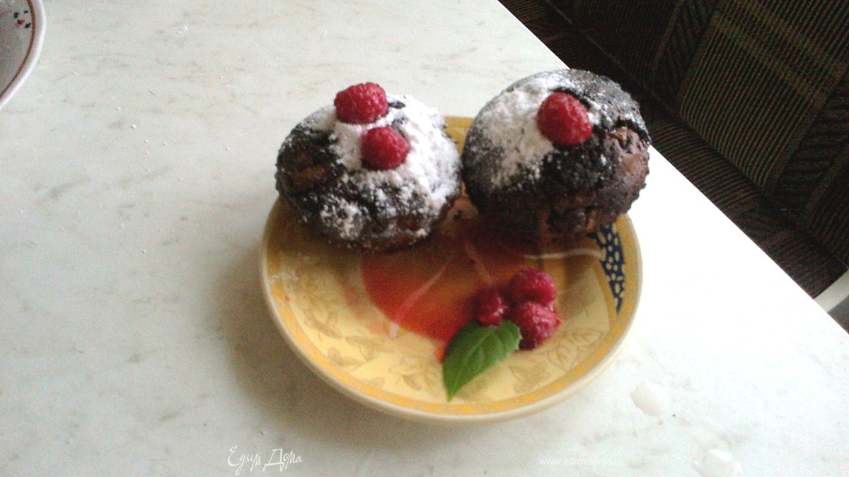 Шоколадные кексы-брауни с малиной