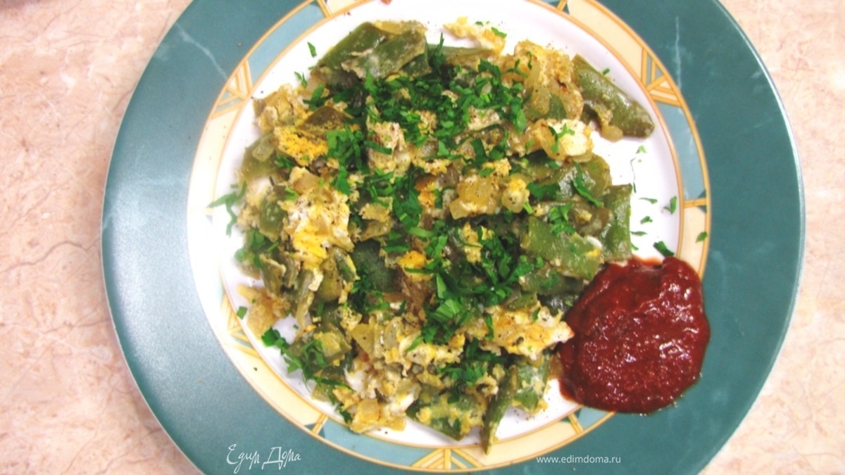 Яичница с плоской стручковой фасолью