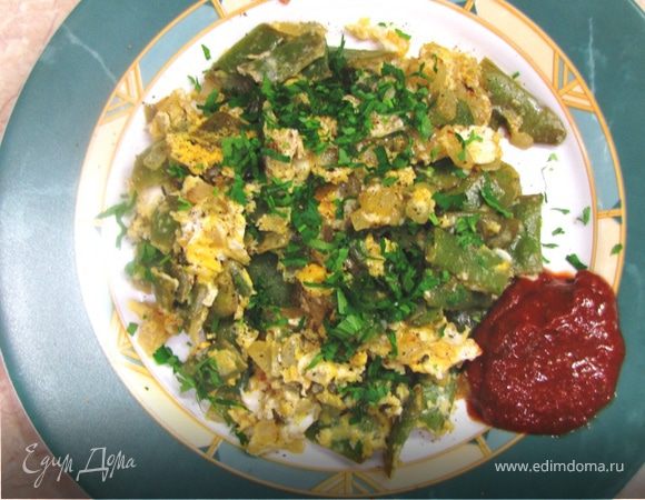 Яичница с плоской стручковой фасолью