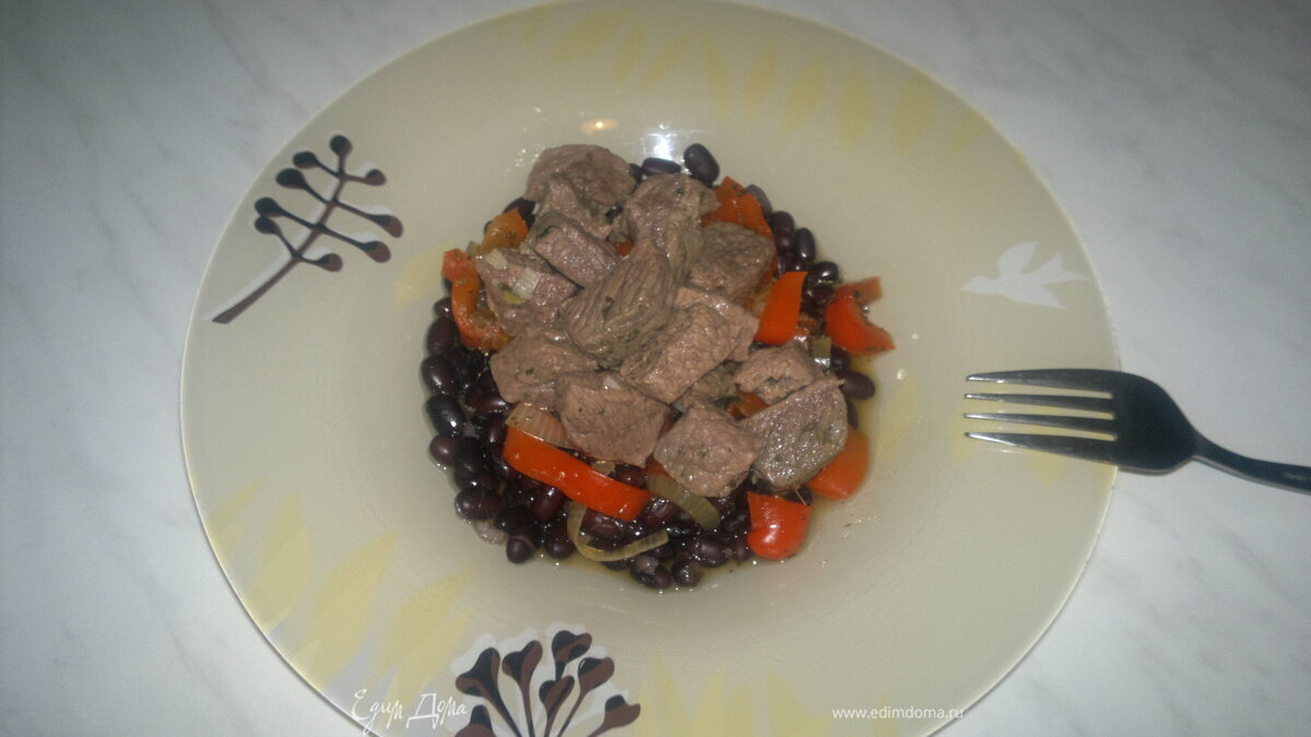 Черная фасоль и чатни из сладкого перца и шалота + тушеная говядина с чесноком и имбирем.