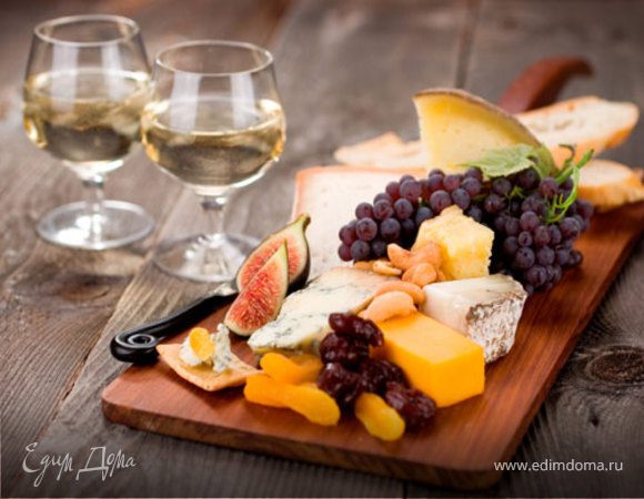 Сырная тарелка с вином