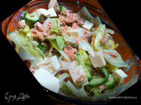 Салат с тунцом, авокадо и фетой