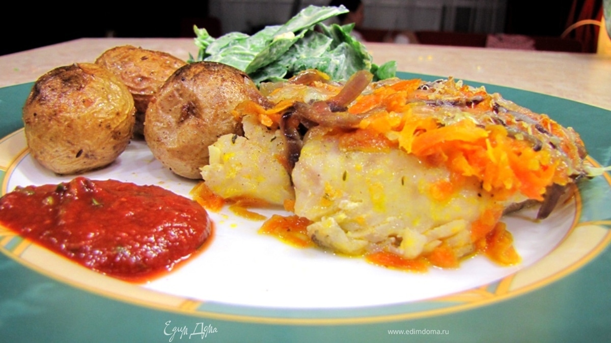 Судак запеченный в шубе из моркови