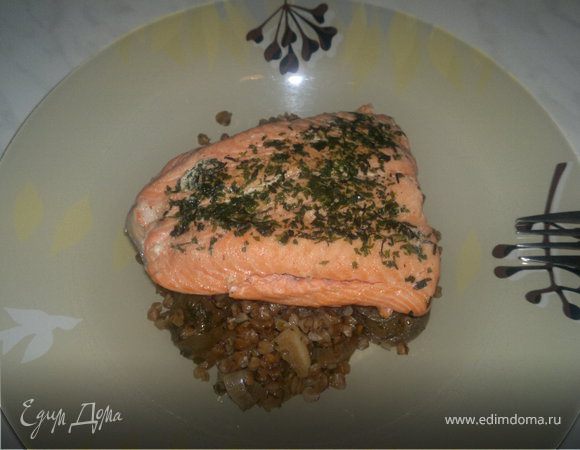 Гречетто с соевым соусом и луком и стейк из лосося в тимьяне. Гречетто с соевым соусом и луком и стейк из лосося в тимьяне.