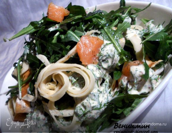 Салат с копченой семгой, авокадо и блинчиками