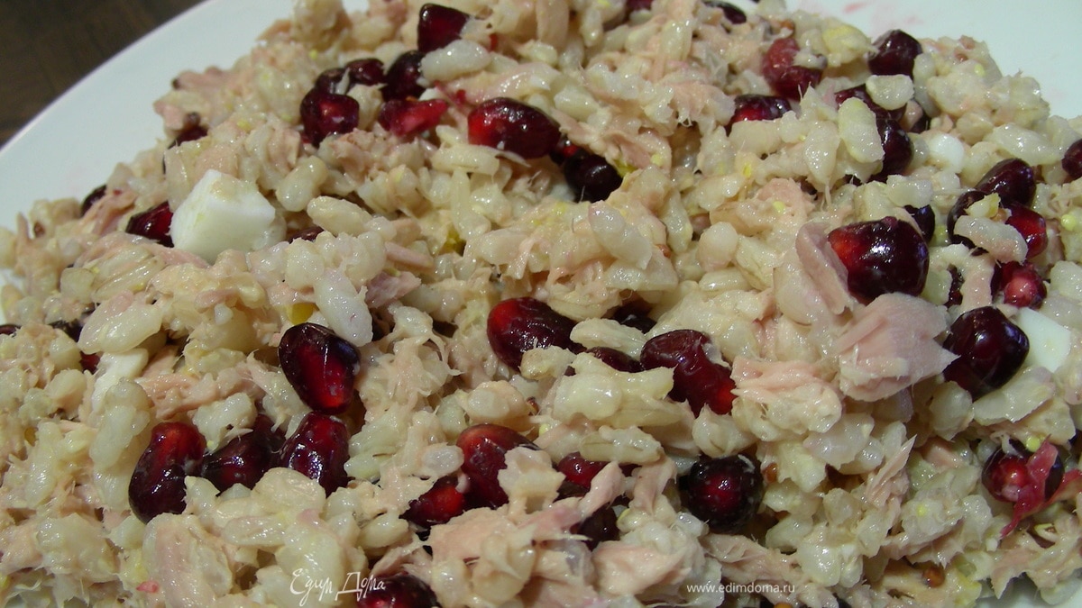 Салат с рисом, консервированным тунцом и гранатом