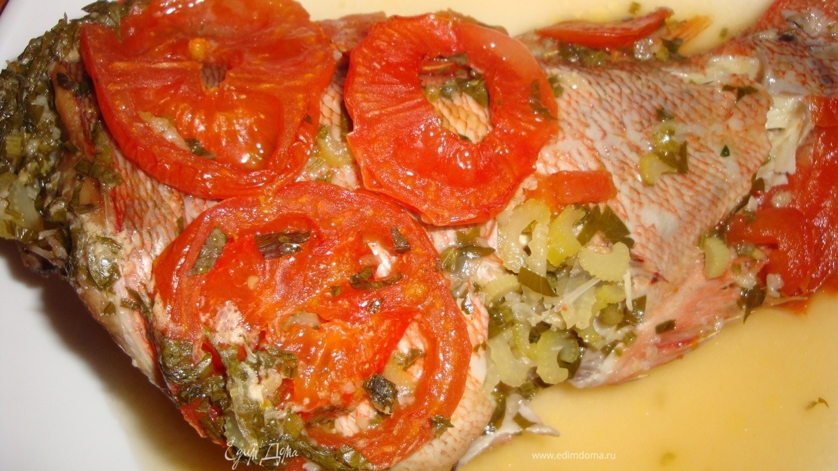 Морской окунь, запеченный в вине