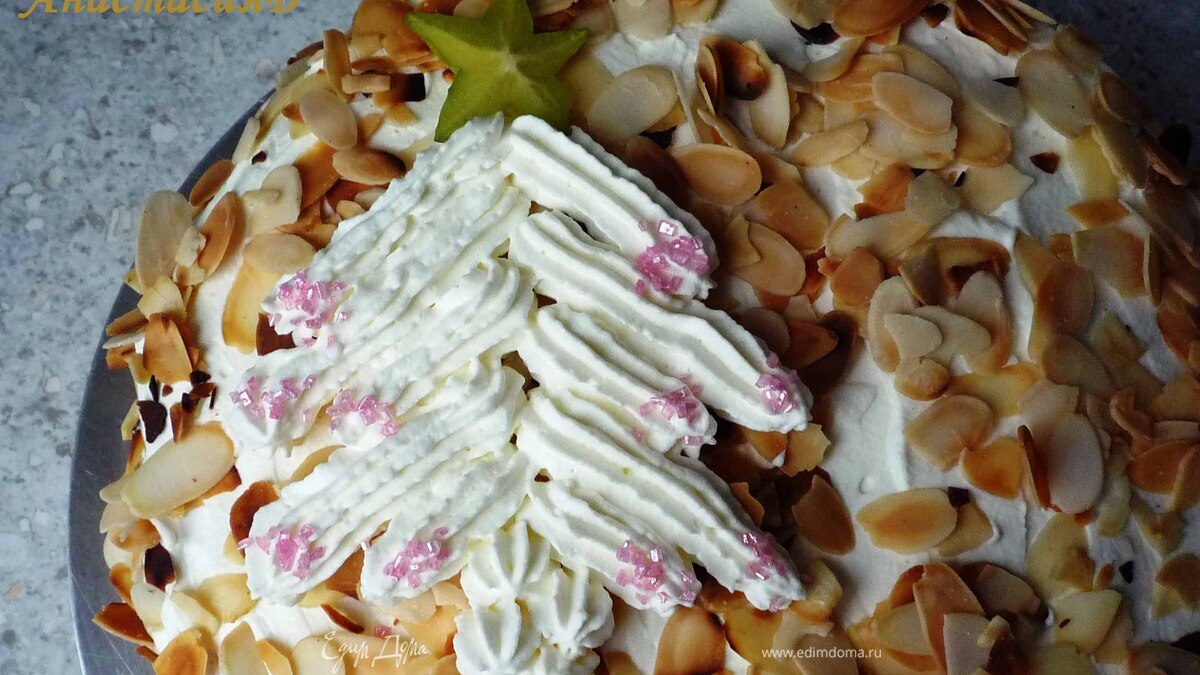 Новогодний персиковый торт с просекко и ёлочкой из сливок и карамболы