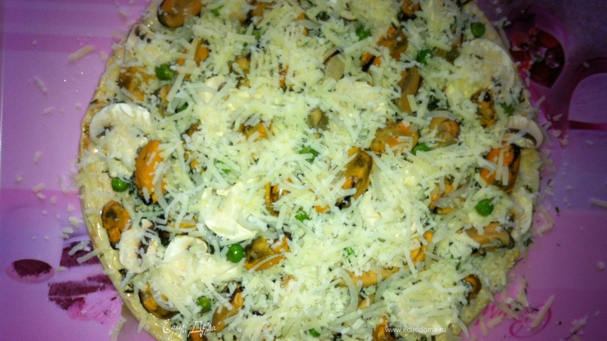 Пицца с пармезаном,мидиями и грибами