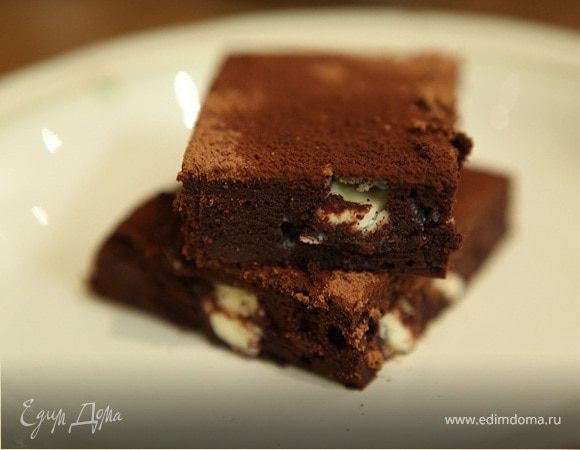 Кофейный брауни с черным и белым шоколадом Кофейный брауни с черным и белым шоколадом