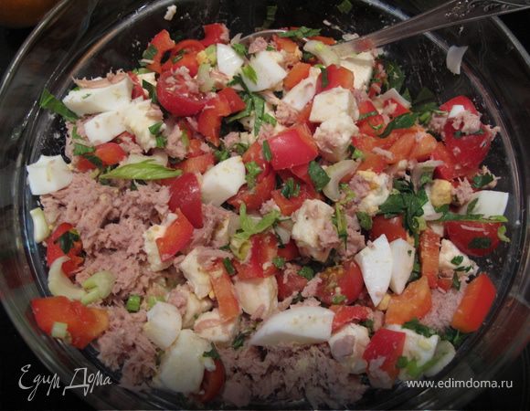 Салат с тунцом, моцареллой, черри, сельдереем и прочими полезностями Салат с тунцом, моцареллой, черри, сельдереем и прочими полезностями