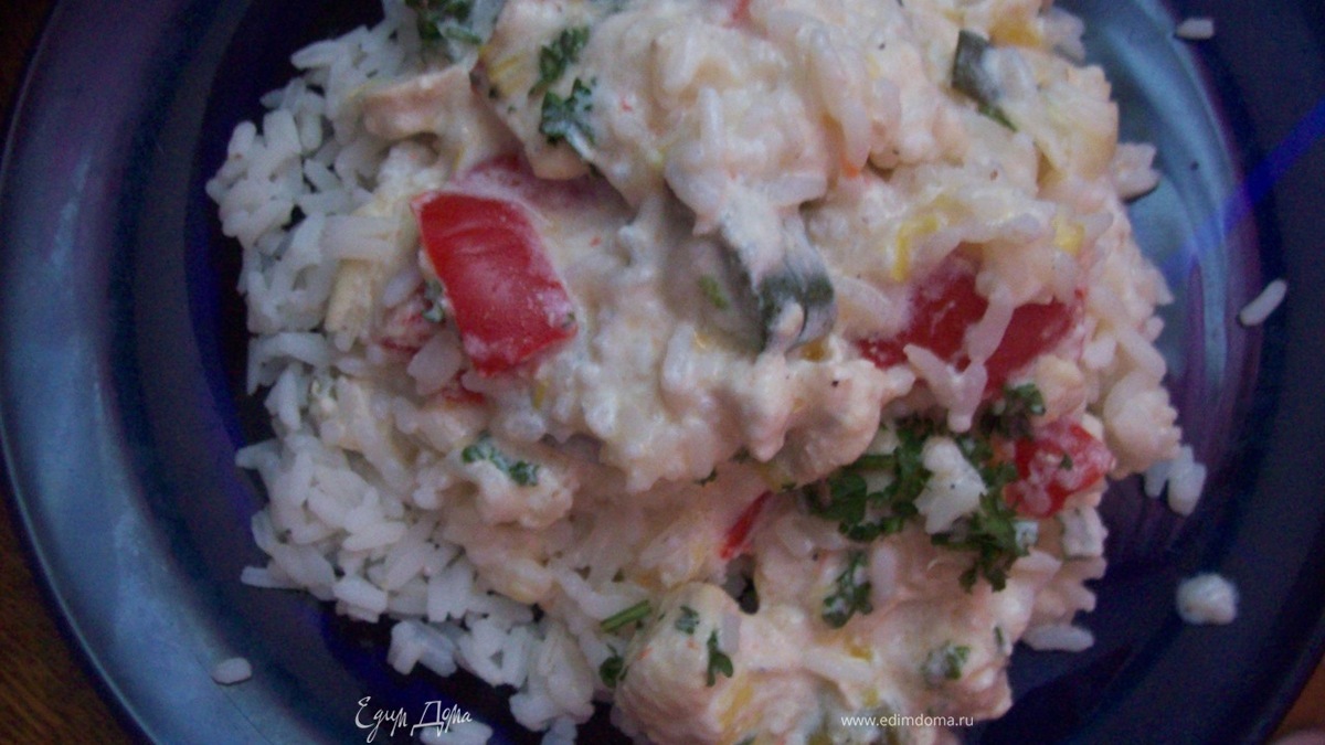 Куриное филе с рисом в сливочном соусе