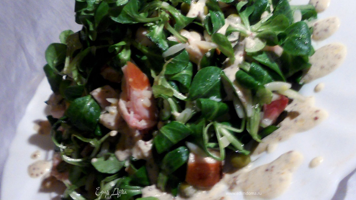 Салат с орзо, копченой курицей и зеленым горошком