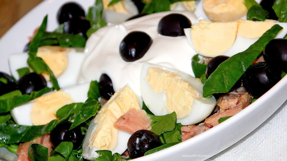 Салат с тунцом,яйцом,шпинатом и оливками