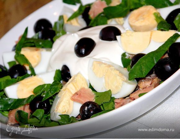 Салат с тунцом,яйцом,шпинатом и оливками