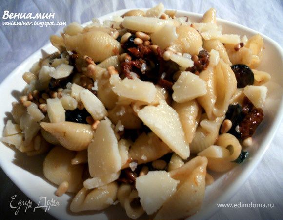 Паста с вялеными помидорами, маслинами и кедровыми орехами