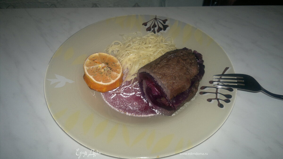 Новогодний мясной рулет в немецком стиле,  гнезда из пасты и башенка из тыквы.