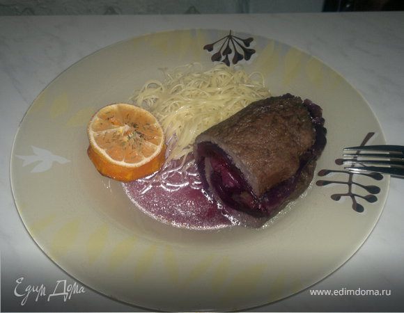 Новогодний мясной рулет в немецком стиле,  гнезда из пасты и башенка из тыквы.