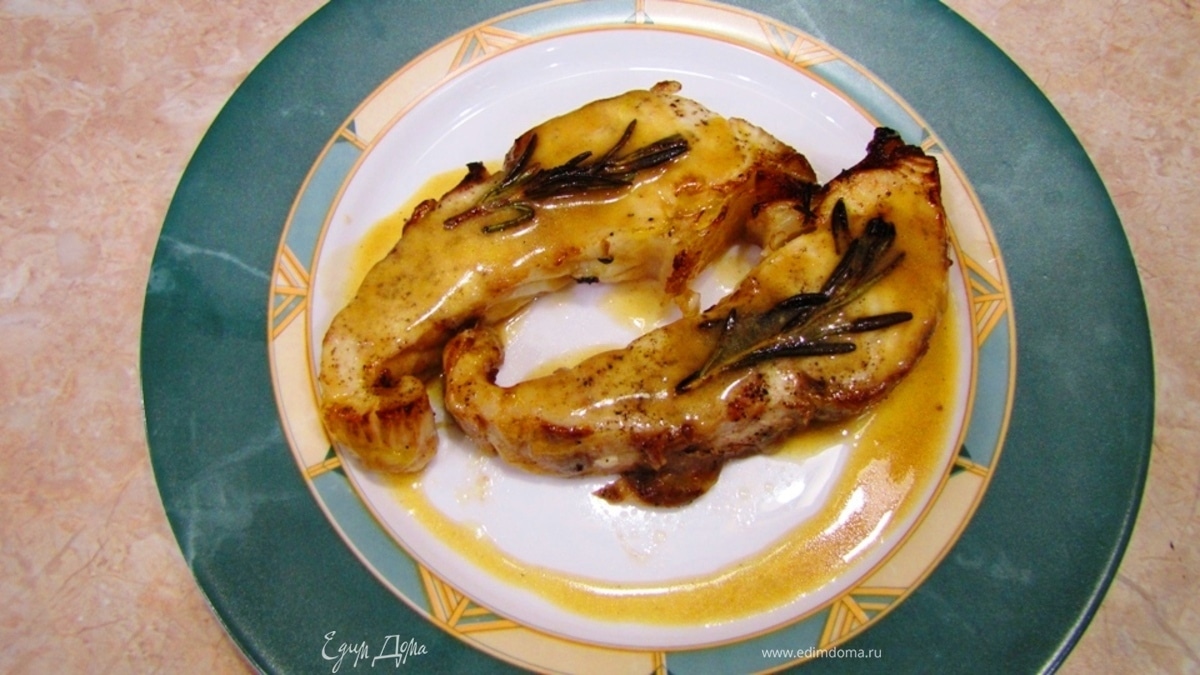 Осетрина, запеченная с розмарином